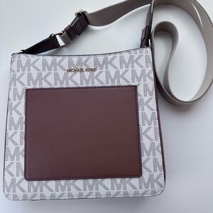 Michael Kors MK Gloria Medium Pocket Swing Pack Crossbody – Vanilla/Luggage